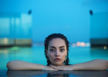 Aktrisa çimərlik FOTOları ilə gündəm oldu