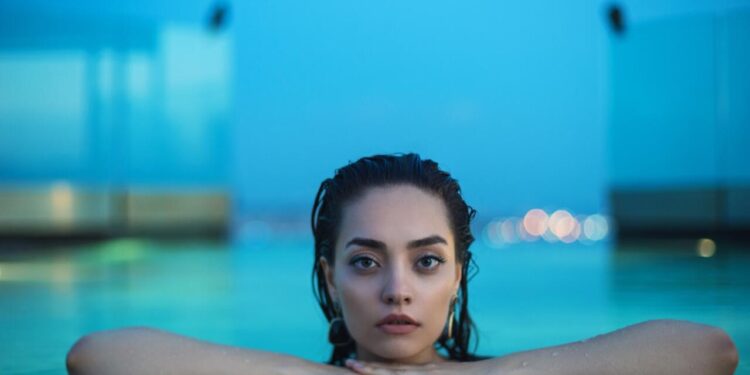 Aktrisa çimərlik FOTOları ilə gündəm oldu