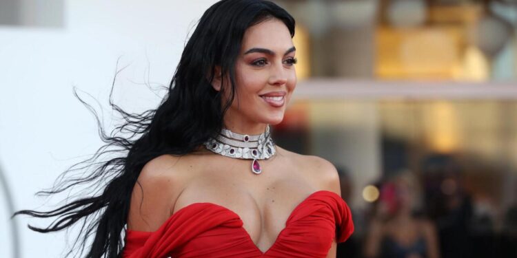 “Əl-Nəsr, ona şalvar hədiyyə edin” - Səudiyyəlilər Ronaldonun nişanlısının geyimini qınadı - FOTO