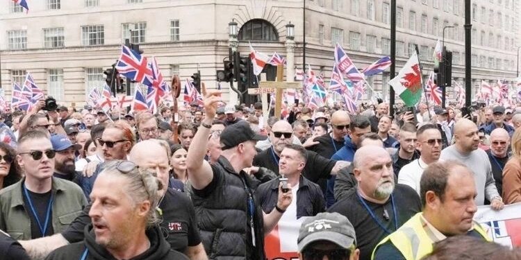 İngiltərədə miqrantlara qarşı etiraz aksiyası keçirilib