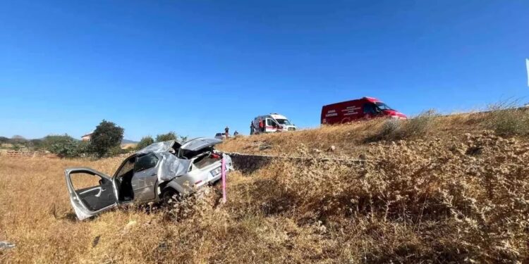 Avtomobil tarlaya aşdı: 2 yaralı