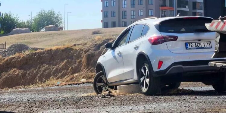 Avtomobil quyuya çırpıldı