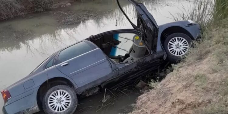 Avtomobil su kanalına aşdı: Sürücü yaralandı