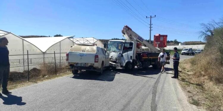 Minik avtomobili və yük maşını toqquşdu: 3 yaralı