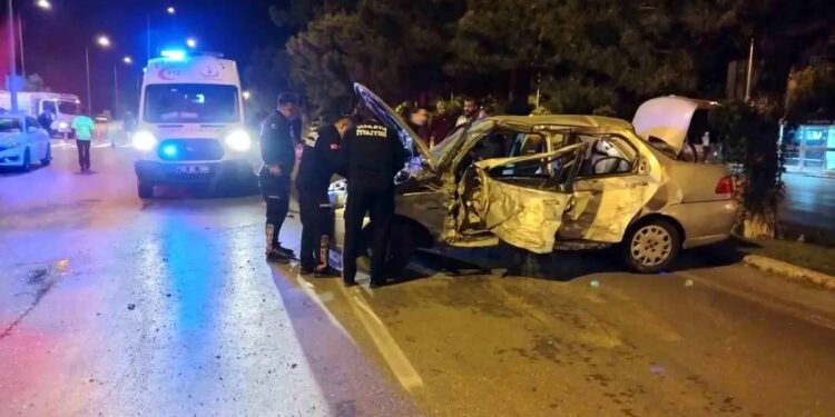 Avtomobil səkiyə və ağaca çırpıldı: 1 yaralı