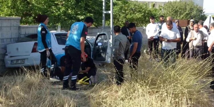 Avtomobil bağçaya aşdı: Ana və üç uşaqı yaralandı