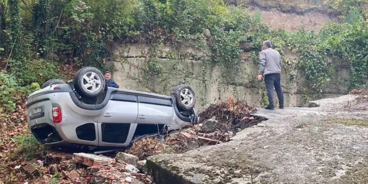 Avtomobil istinad divarına çırpılaraq aşdı: 1 yaralı