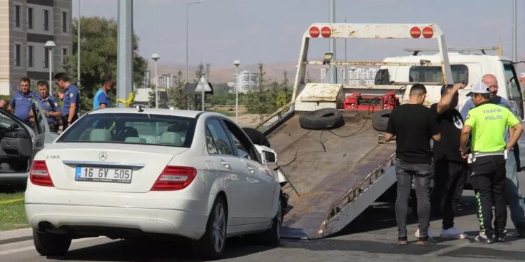 İki avtomobil toqquşdu: 2 ölü, 3 yaralı