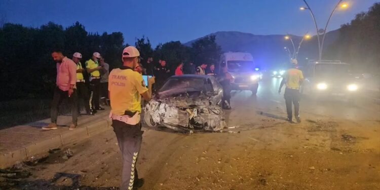 Minik avtomobili və yük maşını toqquşdu: 3 yaralı