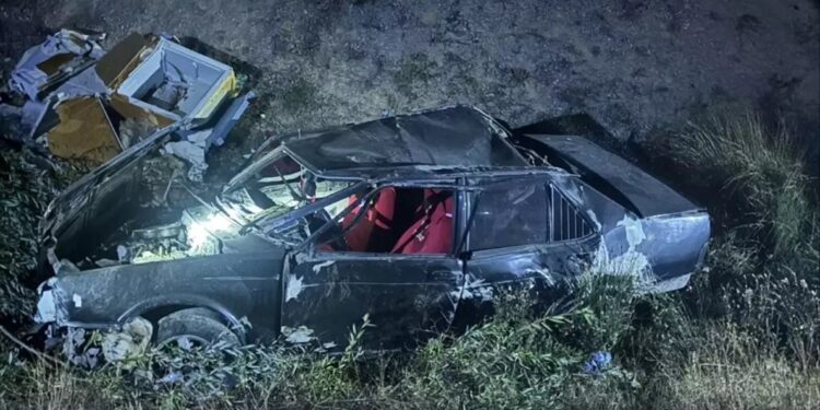 Avtomobil yol kənarına aşdı: Sürücü yaralandı