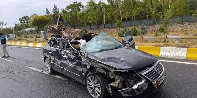 Minik avtomobili TIR-a çırpıldı: Sürücü yaralandı