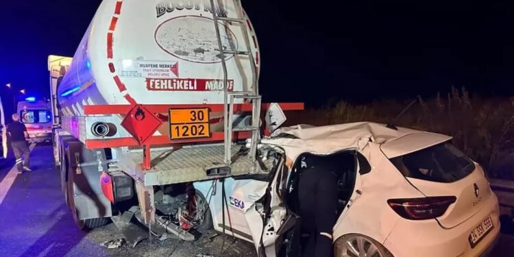 Minik avtomobili parklanmış vəziyyətdə olan tankerə çırpıldı: 2 yaralı