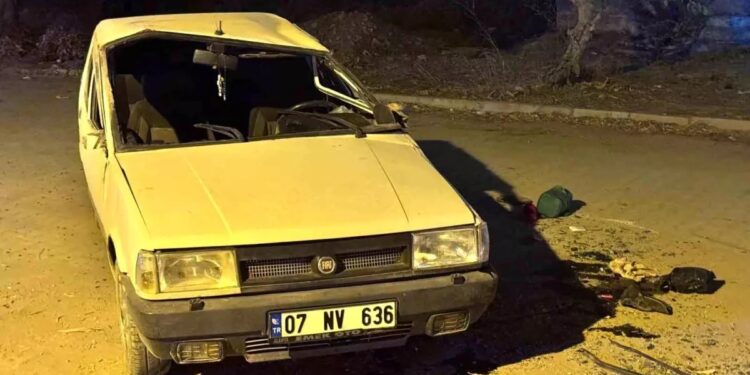 Avtomobil parklanmış vəziyyətdə olan avtomobillə toqquşaraq aşdı