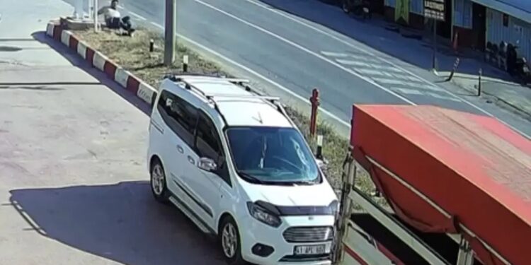 Minik avtomobili piyadanı vurdu