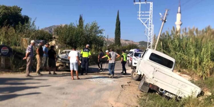 Minik avtomobili və yük maşını toqquşdu: 2 yaralı