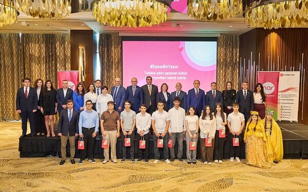 “Nar” ilin ən uğurlu abituriyentlərini mükafatlandırdı-FOTOLAR