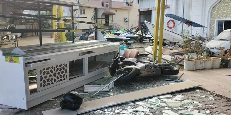 Motosiklet mağazaya çırpıldı: 2 yaralı