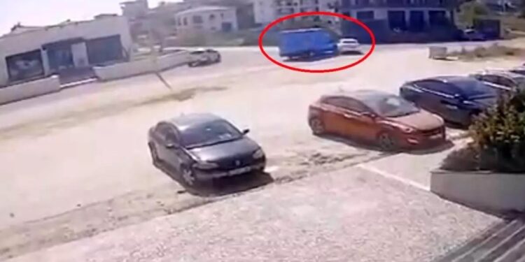 Minik avtomobili yük maşını toqquşdu