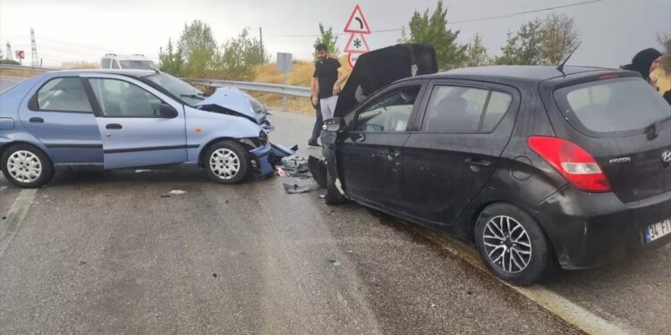 İki avtomobil toqquşdu: 6 yaralı