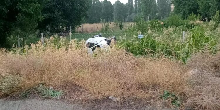 Avtomobil qarğadalı tarlasına aşdı: 2 yaralı