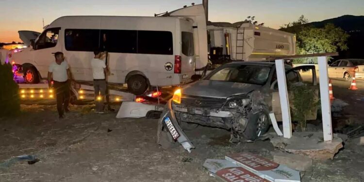 Mikroavtobus və avtomobil toqquşdu: 12 yaralı