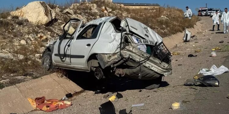 Avtomobil səkiyə çırpıldı: Sürücü öldü