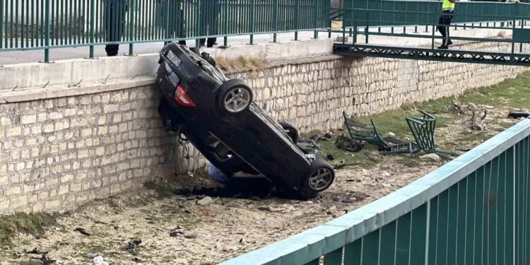 Avtomobil su kanalına aşdı: 22 yaşlı qız yaralandı