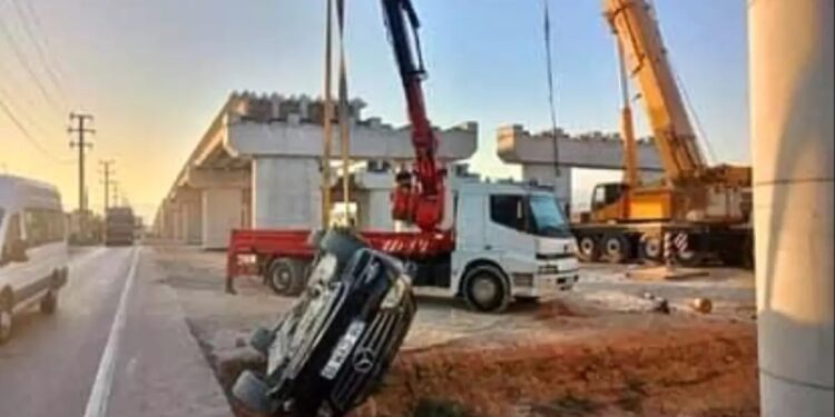 Avtomobil yerüstü keçidə çırpıldı: 4 yaralı