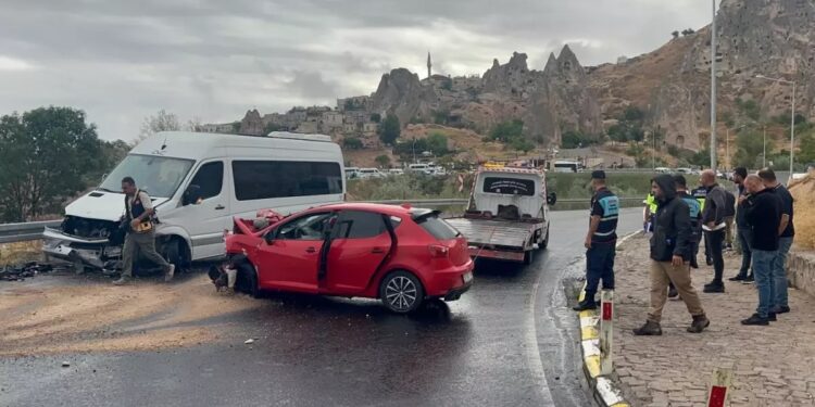 Minik avtomobili və turistləri daşıyan mikroavtobus toqquşdu: 6 yaralı