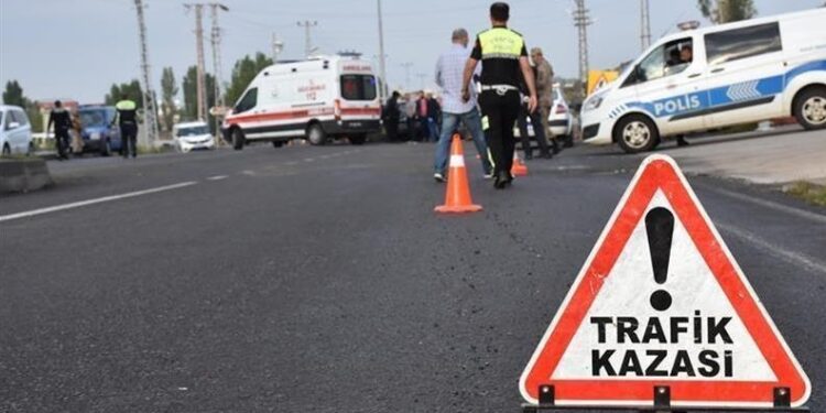 Minik avtomobili piyadanı vurdu