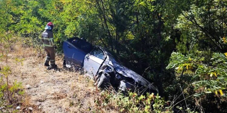 Avtomobil yol kənarına aşdı: 3 yaralı