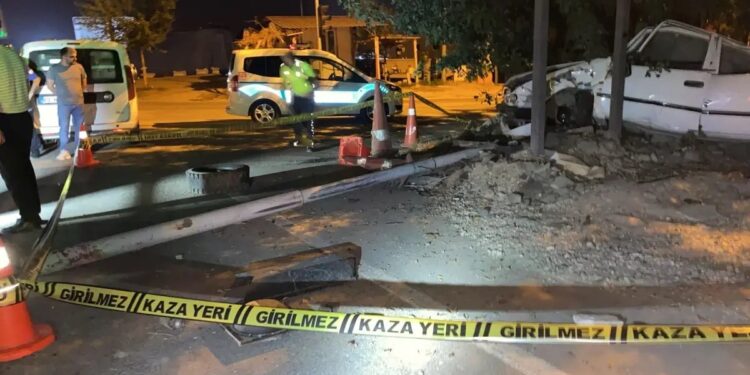 Avtomobi dirəyə çırpıldı: Sürücü öldü