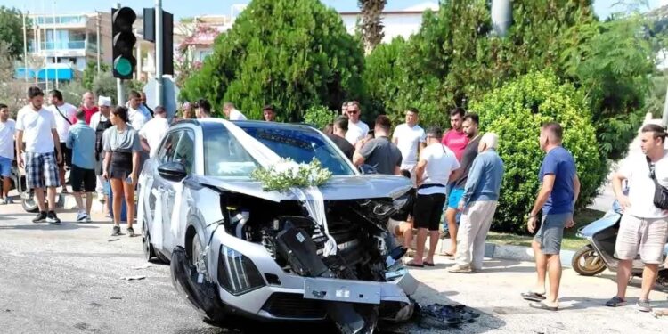 Gəlin maşını qəzaya düşdü: 1 yaralı