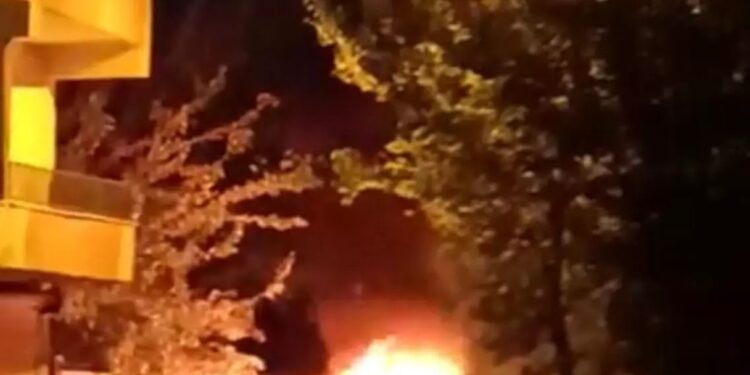 Parklanmış vəziyyətdə avtomobil yandı