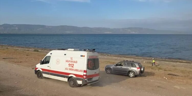 Avtomobil gölə aşdı: Sürücü yaralandı