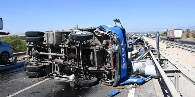 Minik avtomobili və yük maşını toqquşdu: Yük maşını aşdı