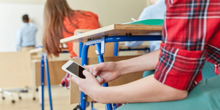 Məktəblərdə telefon işlətmək QADAĞAN EDİLDİ