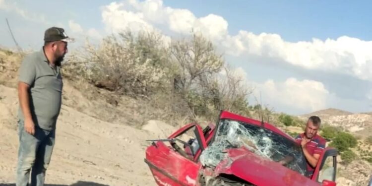 Mikroavtobus və minik avtomobili toqquşdu: 1 ölü, 2 yaralı