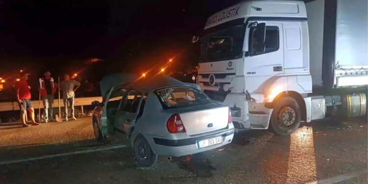 Minik avtomobili və TIR toqquşdu: 6 yaralı