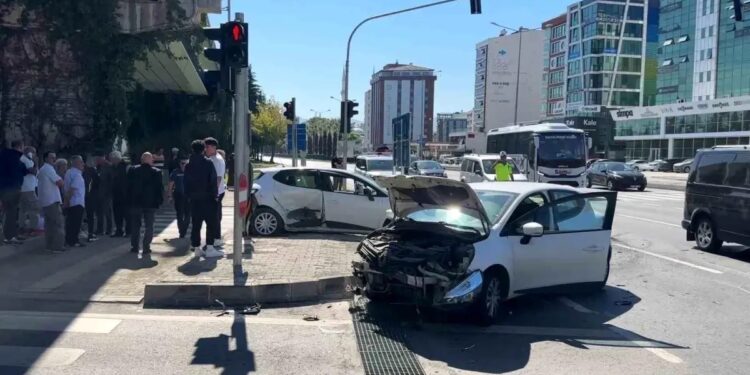 İki avtomobil toqquşdu: 1 yaralı