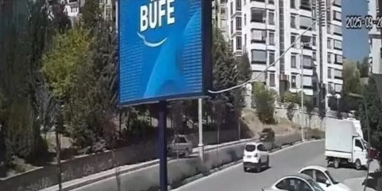 Avtomobil istinad divarına çırpıldı: 2 yaralı