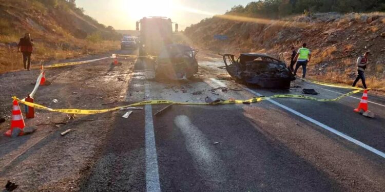 İki avtomobil toqquşdu: 3 ölü, 5 yaralı