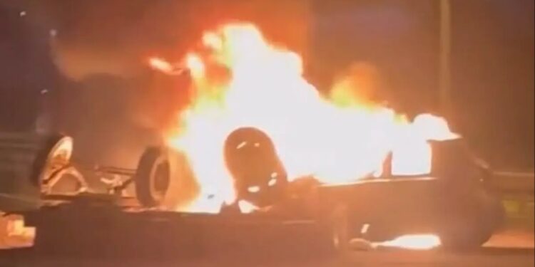 Minik avtomobili və traktor toqquşdu: Yanan minik avtomobilində ana və qız yaralandı