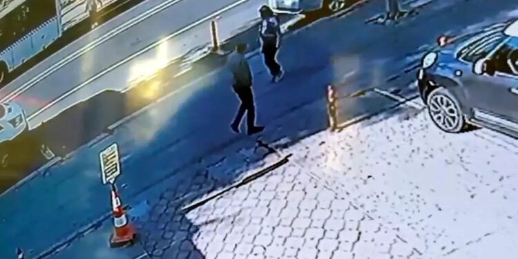 Avtomobil 18 yaşlı qızı vurdu