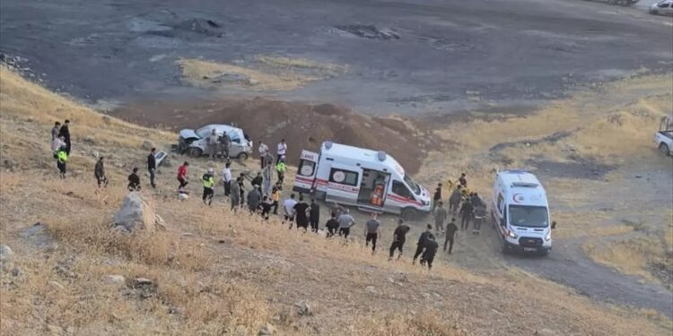 Avtomobil uçurumdan aşdı: 1 ölü, 1 yaralı