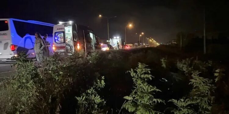 Avtomobil kolluğa çırpıldı: 3 yaralı