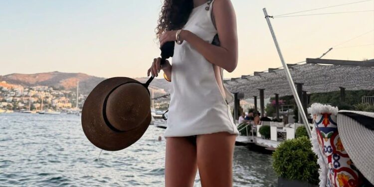 Gözəlliyini podiumda deyil, çimərlikdə nümayiş etdirdi - FOTOlar