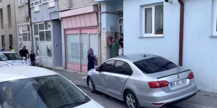 Polisdən qaçan avtomobil yaşayış binasına çırpıldı