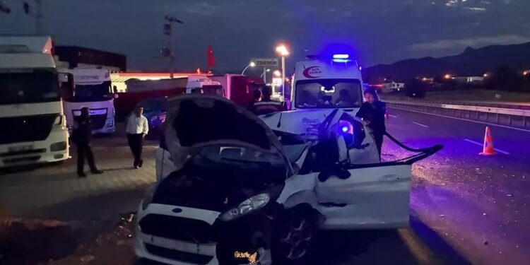 Minik avtomobili arxadan TIR-a çırpıldı: 1 ölü, 1 yaralı