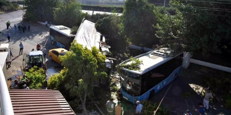 Minik avtomobili və elektrikli velosiped toqquşdu: 1 ölü, 2 yaralı